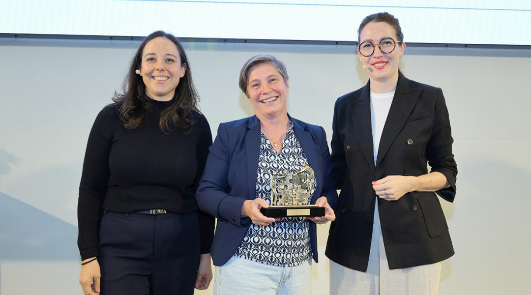 v.l.n.r. Anna Köllmann, Daniela Schleder, Dr. Caroline Mükusch Drei Personen stehen für ein Gruppenbild von links nach rechts aufgereiht bei der Preisver-leihung des Bavaria Best Pratice.
